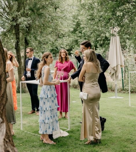 Trouwgasten aan statafels