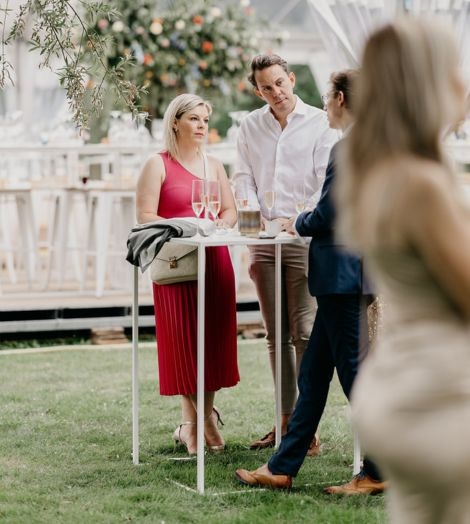 Trouwgasten buiten tafels