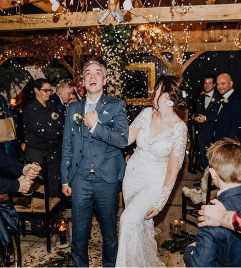 Trouwkoppel ceremonie met confetti