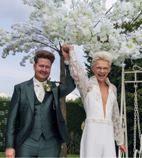 Trouwkoppel poseert voor gasten