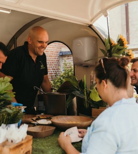 Verde world kitchen foodtruck met groene decoratie
