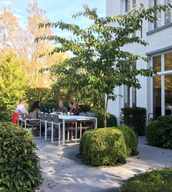 Vergaderlocatie buiten aan tafel tussen het groen in Schilde