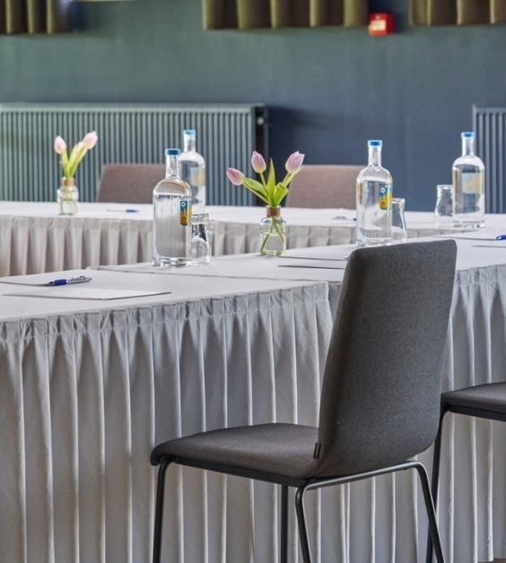 Vergaderruimte met water en decoratie