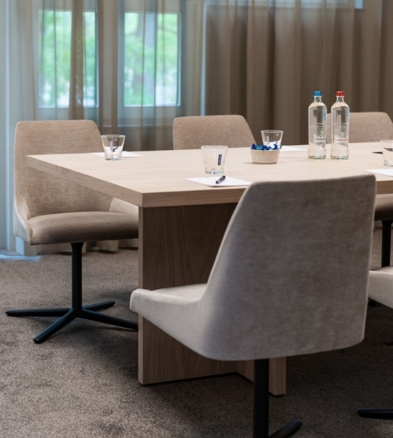 Vergaderruimte stoelen en tafel Corsendonk Hotel