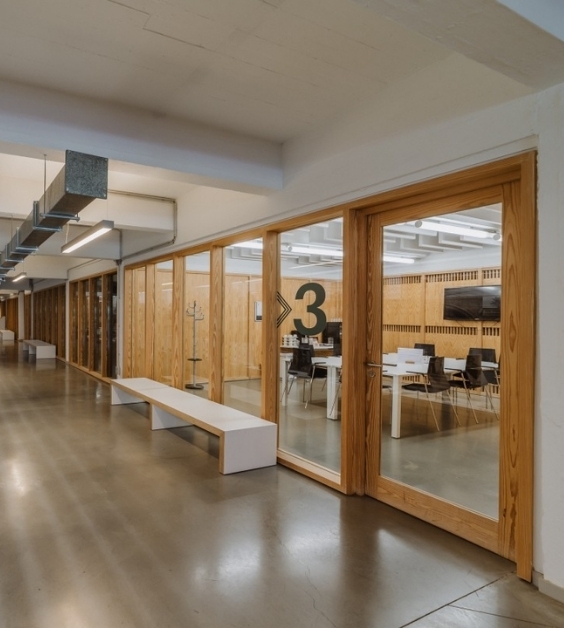 Vergaderzaal met ramen en houten frame Greenville