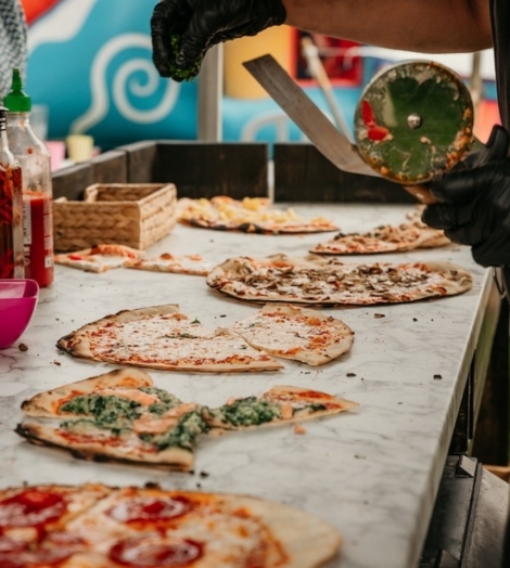 Verschillende pizza's aanbod foodtruck