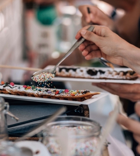 Wafel wordt versierd met kleurrijke toppings