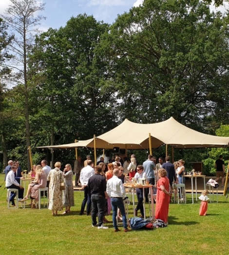 Wie nodig je uit op de babyborrel?