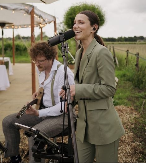 Zang met gitaar in de tuin Sips for Supper