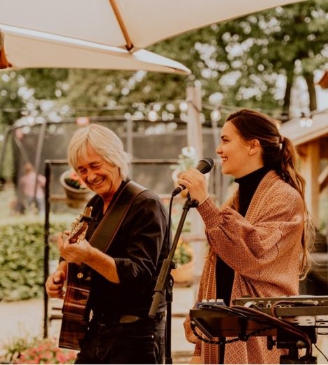 Zangeres en gitaar LUNA onder parasol