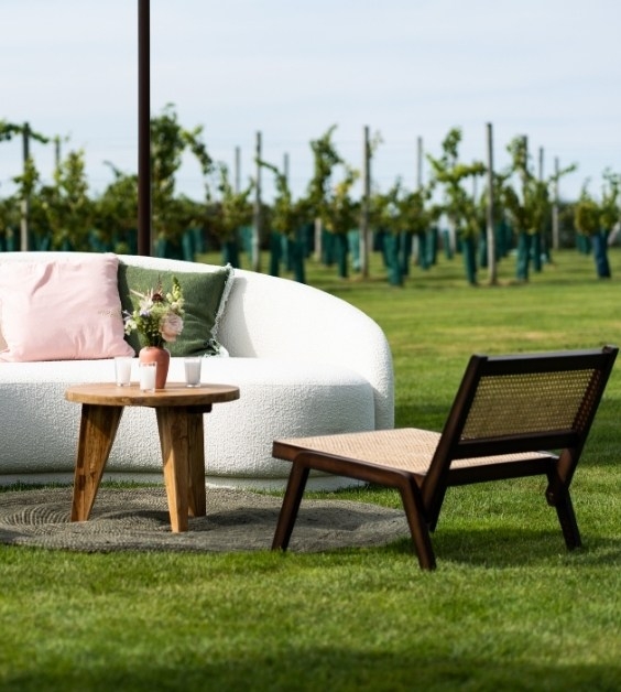 Zetel met stoelen buiten