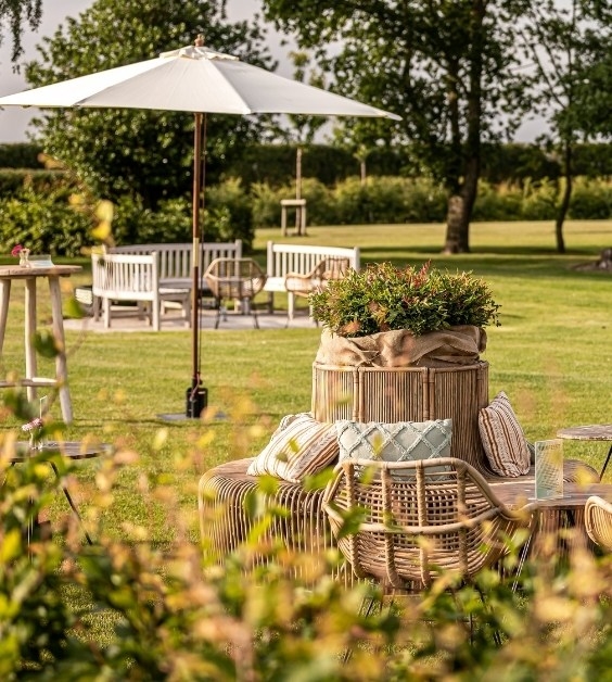 Zithoekjes en parasollen trouwfeest